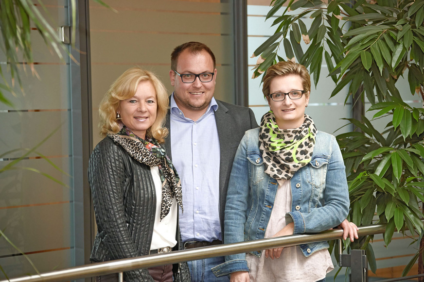 Gemeinsam fassten Inhaberin Heidi Niederhofer (l.), ihre Tochter Heidi Gottwald und Geschäftsführer Tobias Gottwald den Entschluss zur Modernisierung der Fertigung der Fensterfabrik.