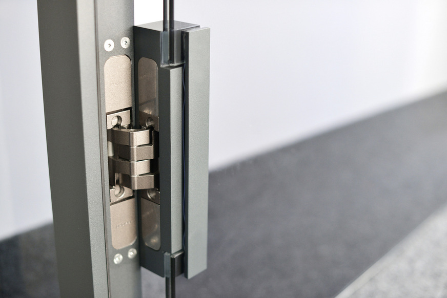 Das für Glastüren entwickelte Pivota DX Glass wurde jetzt zum objektgeeigneten System erweitert. Das Band bildet mit Schloss (+ Kasten) und Türdrücker sowie auf Wunsch auch mit der Zarge eine Einheit.