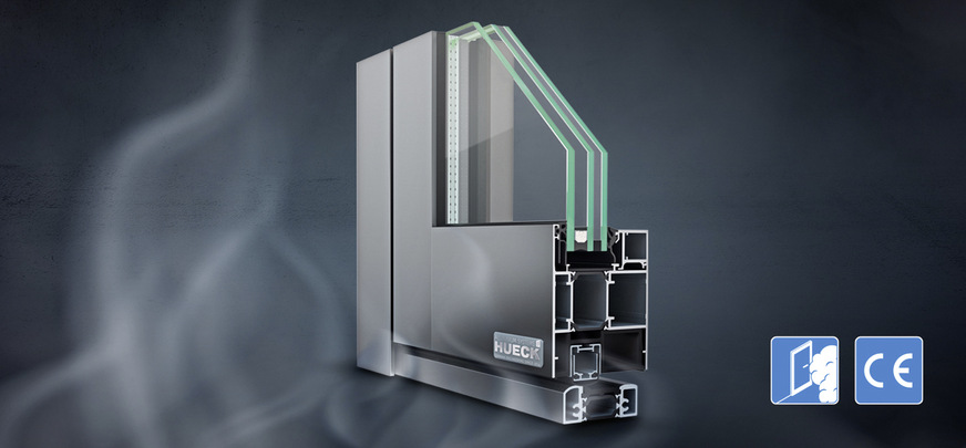 Mit Lava 77-S CE hat Hueck als erstes Systemhaus eine CE-geprüfte, wärmegedämmte Aluminium-Rauchschutztür für den Außenbereich entwickelt.