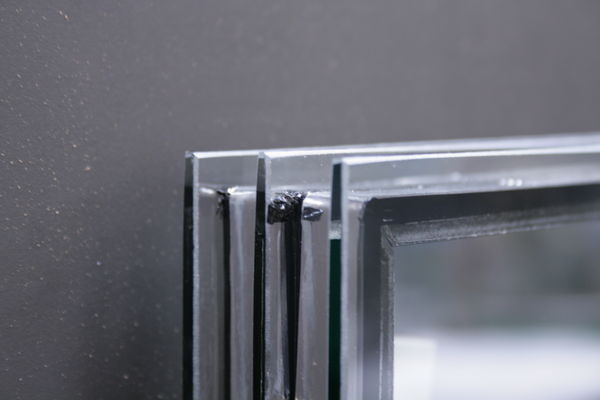 Die mittlere Scheibe eines 3-fach-Isolierglases wird mehr als die äußeren Scheiben durch thermische Einwirkungen belastet.