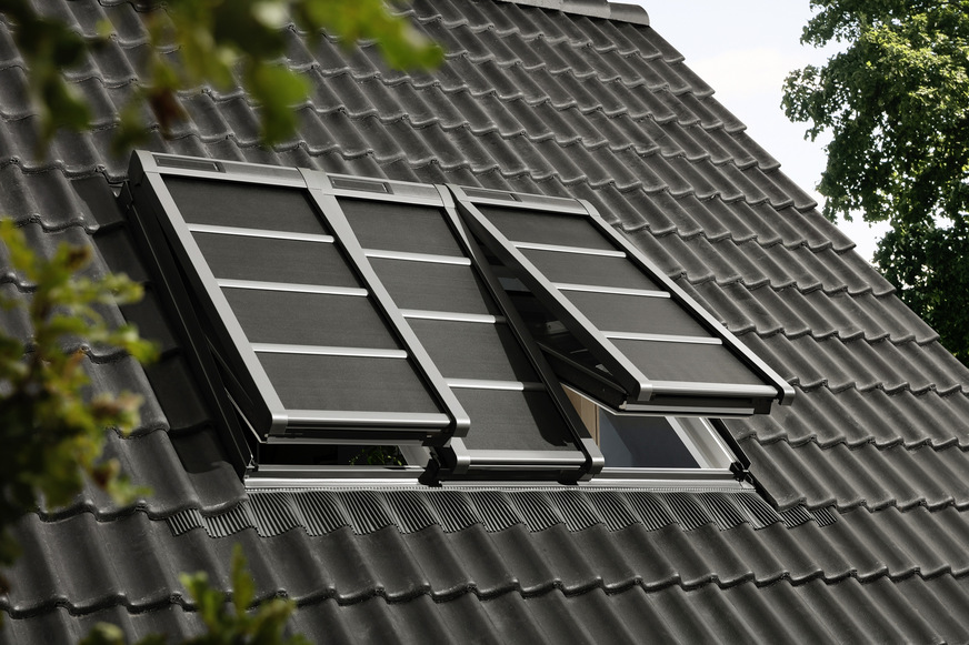 Da die Solar-Hitzeschutz-Markise auf dem Fenster­flügel montiert wird – hier bei der Lichtlösung „3 in 1“, lassen sich die Dachfenster auch bei ausgefahrener Markise öffnen. Alu-Querstreben sorgen für eine zusätzliche Stabilität.