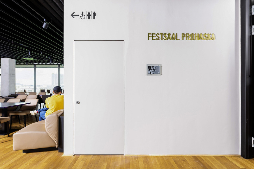 Hier eine Domoferm Stahltür Premium in Kombination mit der ­spiegellosen, fast unsichtbaren Sino-Zarge. Türblatt und Zarge ­wurden grundiert geliefert, in Wandfarbe lackiert und passen zum Wanddesign.