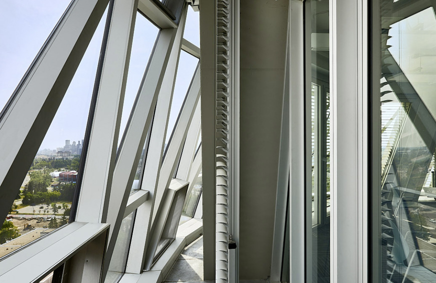Der Fassadenbauer Ferguson Corporation realisierte die Alufassaden des MacKimmie Towers mithilfe von Profilsystemen des Aluminium-Systemhauses Hueck.