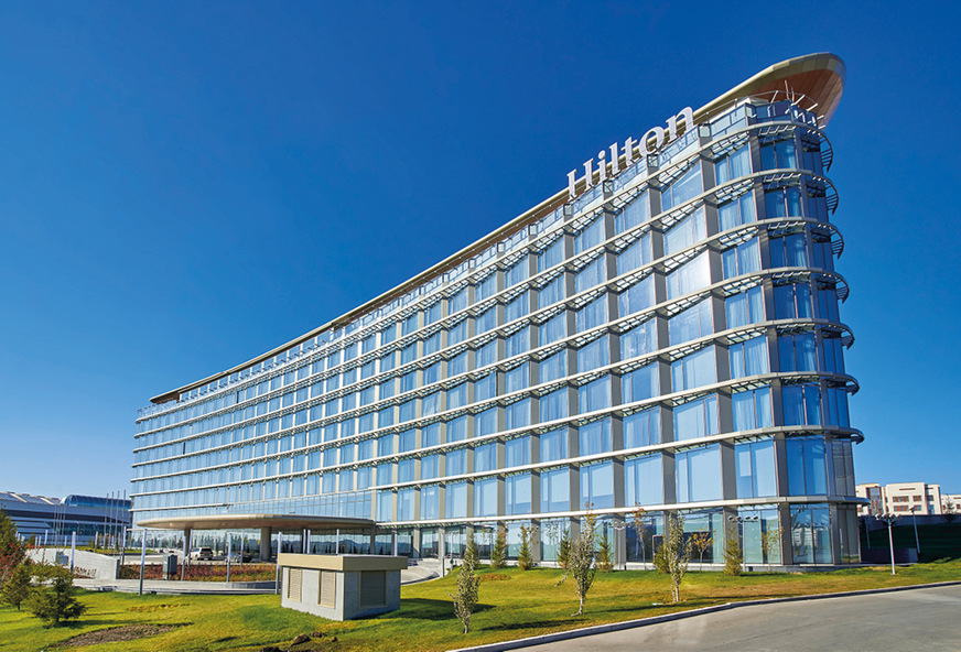 Für das Hilton Hotel in Astana, Kasachstan, lieferte H.B. Fuller | Kömmerling das Warme Kante System Ködispace 4SG und das Structural Glazing Silikon Ködiglaze S. Die Versiegelung GD 826 N sorgt für weiteren Schutz.
