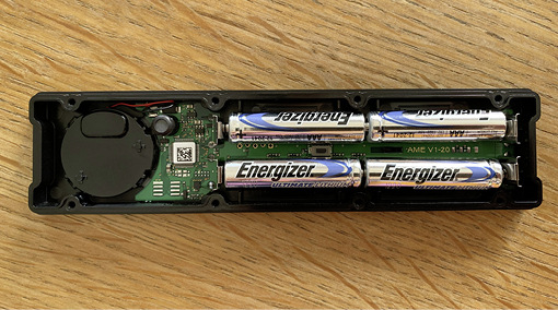 Vier AA Batterien in der SenSigna ­sorgen für die Spannungsversorgung.