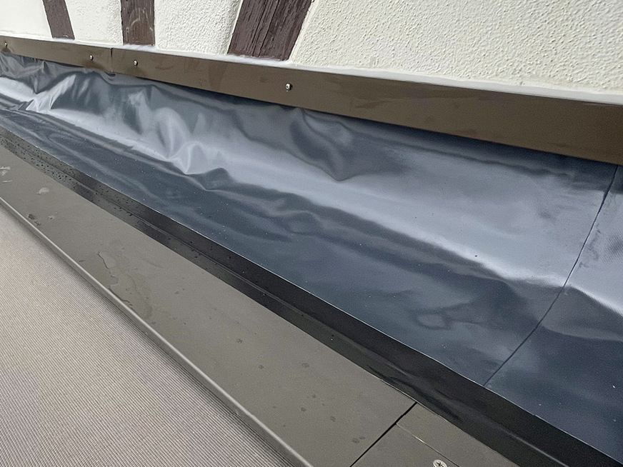 Die UV beständige PVC-Folie wird auf dem Wetter- und Sonnenschutz doppelseitig verklebt, von oben mit Bitumenband abgedichtet.