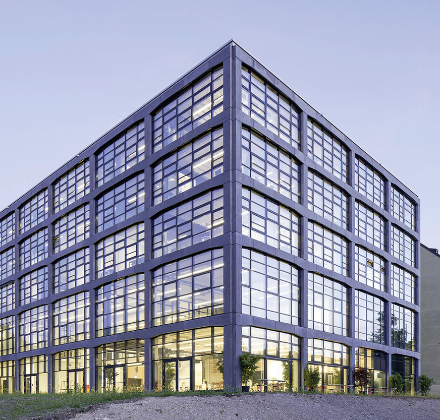 Das neue Gebäude von Steidle Architekten verfügt über eine hohe Transparenz und bringt viel Tageslicht für die Nutzer ins Innere.