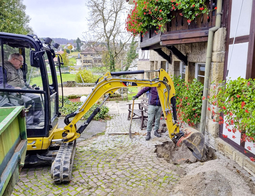Für die Installation der neuen Beschattungssysteme mussten umfangreiche Boden- und Fundamentarbeiten im Hof des Weinguts getroffen werden.