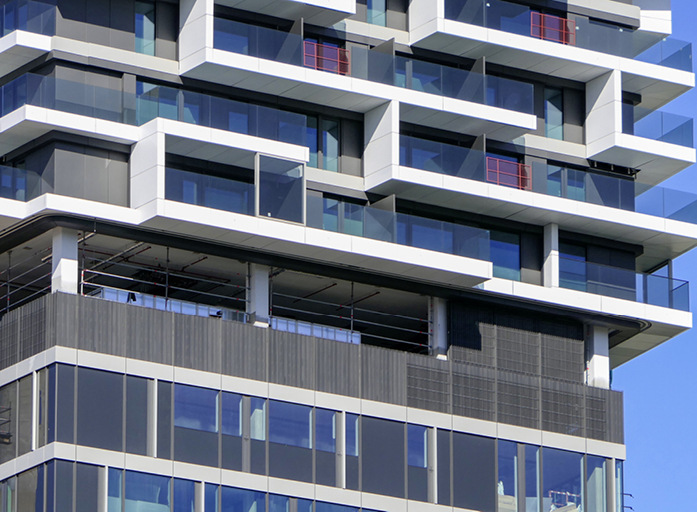 Ab einer Höhe von 84 Metern beginnen die ­Wohnungen mit ihren einprägsamen Balkonen.