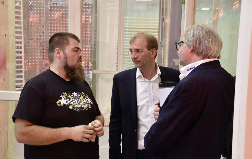 Matthias Müller im Gespräch mit Josef Hochholzer und Helmut Bundschuh vom Werkzeuglieferanten Aigner.