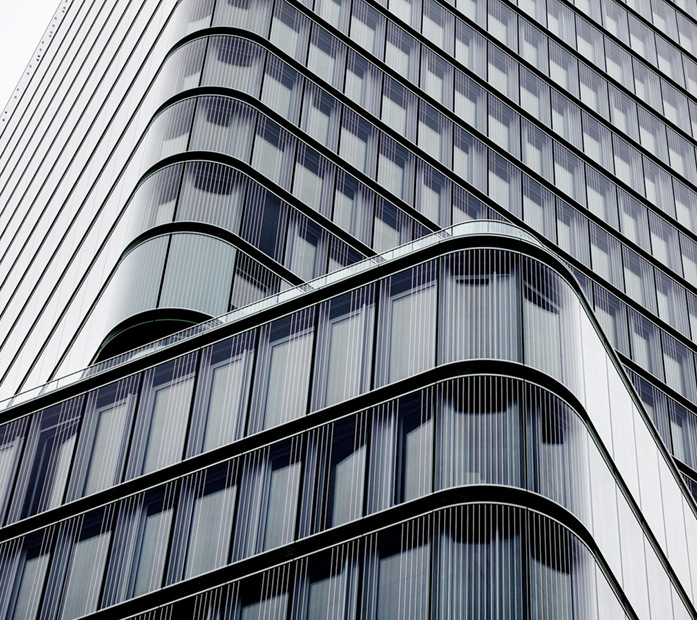 Multifunktionale Fassadengläser: Das Vogelschutzglas Ornilux design lines ist auch in der Fassade des neuen Porsche Design Towers in Stuttgart verbaut.
