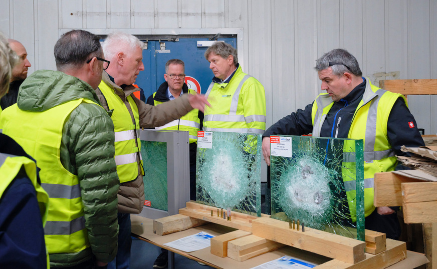 Die CSP-Experten besuchen bei ihrer Jubiläumsfeier die neue Beschussanlage der Vetrotech Saint-Gobain Deutschland im Produktionswerk Würselen.