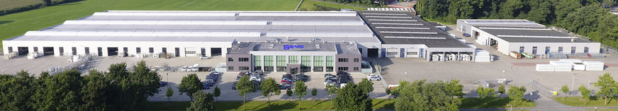 Die Siems Fenster + Türen GmbH produziert mit rund 100 Mitarbeitern am Standort Wiefelstede bei Oldenburg auf 20.000 m² Fenster, Haustüren und Hebeschiebetüren aus PVC.