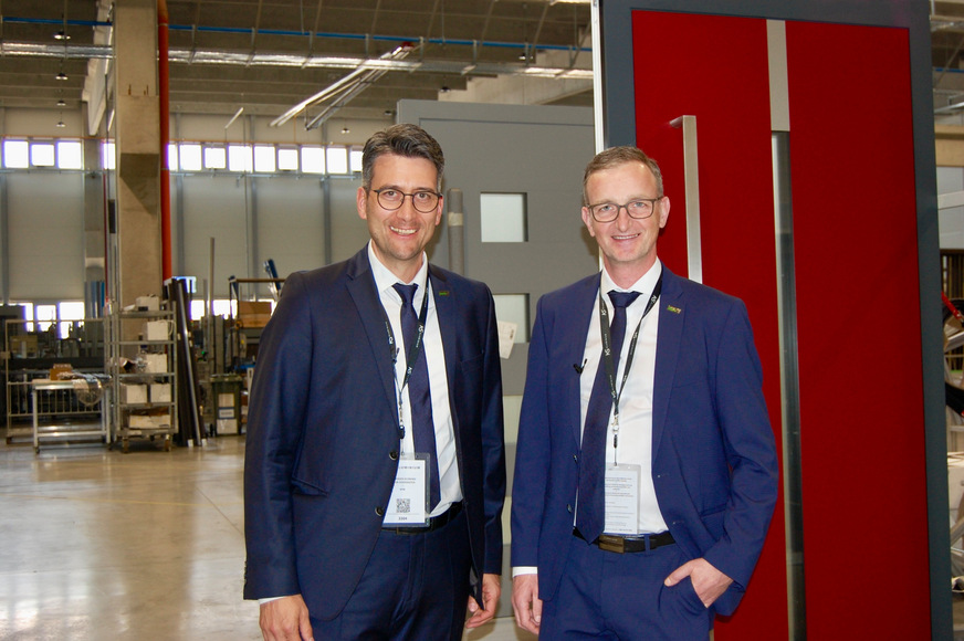 Technischer Leiter Alexander Schwarz (li.) und Thomas Reinhard, Leiter Produktmanagement, stehen vor der von Kneer und Soldo gemeinsam entwickelten Alutür S95