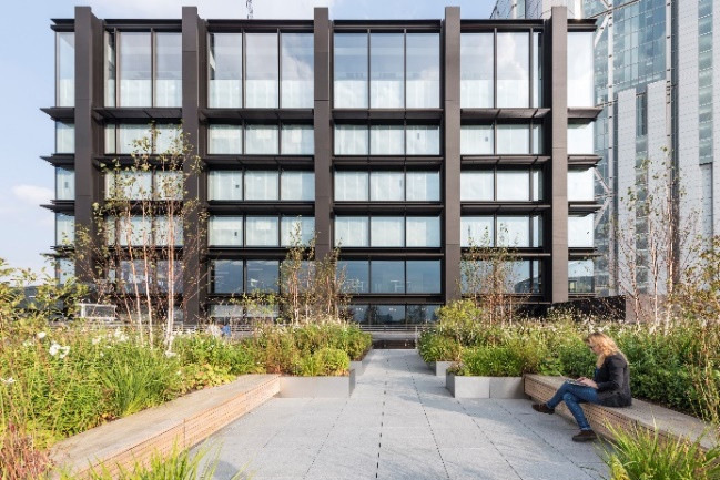 Das Londoner Bürogebäude „Principal Place Commercial“ ist eines von vielen Beispielprojekten mit ISOshade®-Fassadenelementen von seele.
