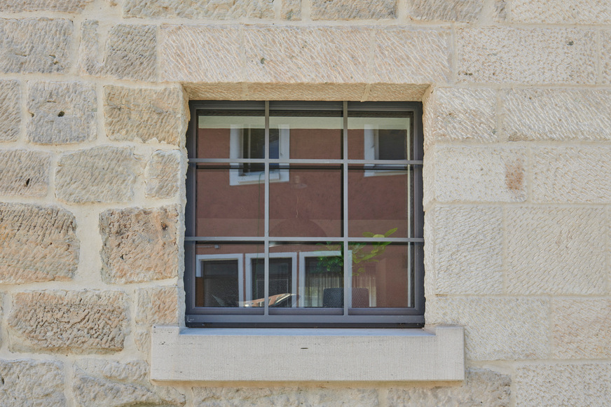 Die Denkmalschutzbestimmungen sahen den Einsatz von Alufenstern und die Erhaltung der historischen Metallsprossen vor. Eine passende Lösung ist das Fenstersystem heroal W 72 i mit seinem industriellen Charakter.
