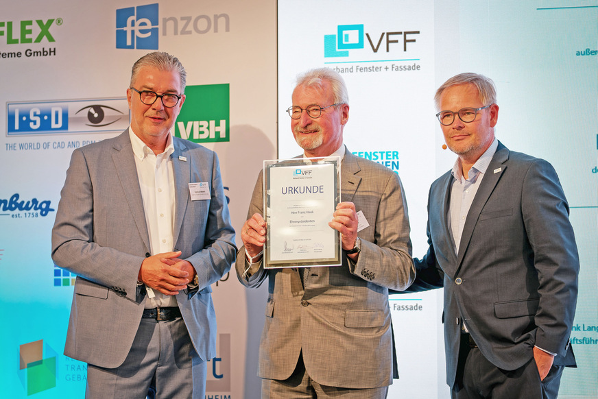 Verbandspräsident Helmut Meeth (l.) und Verbandsgeschäftsführer Frank Lange überreichen Franz Hauk die Urkunde für seine Ehrenpräsidentschaft.