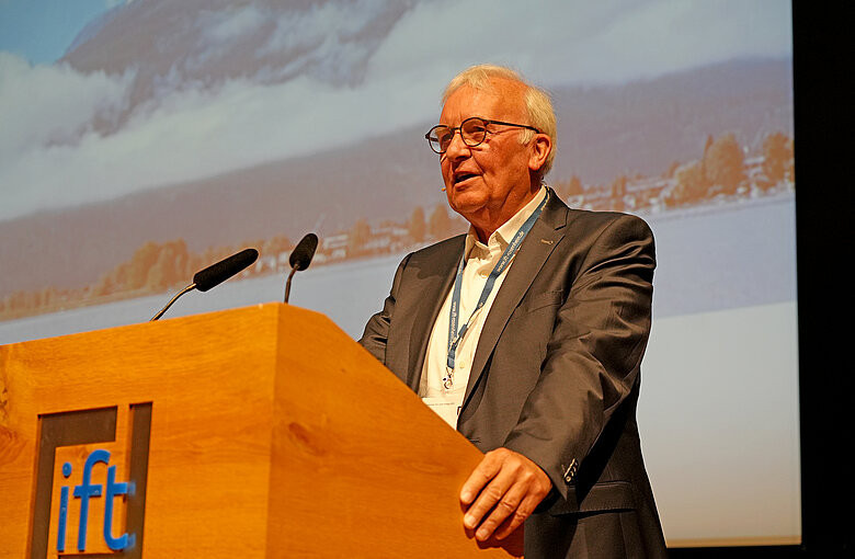 Prof. Dr. Winfried Heusler gab einen Vortrag zu „Nachhaltigkeit, Resilienz und Digitalisierung als Treiber der Tür- und Torbranche