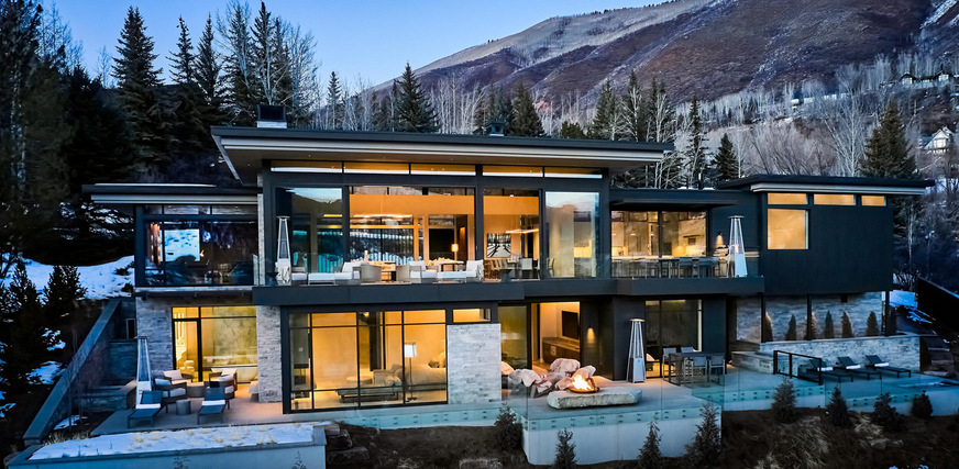 Hier ein Einfamilienhaus von Poss Architecture mit Fenstern von Dynamic Fenestration und Warme Kante Abstandhaltern von Swisspacer in Aspen, Colorado.
