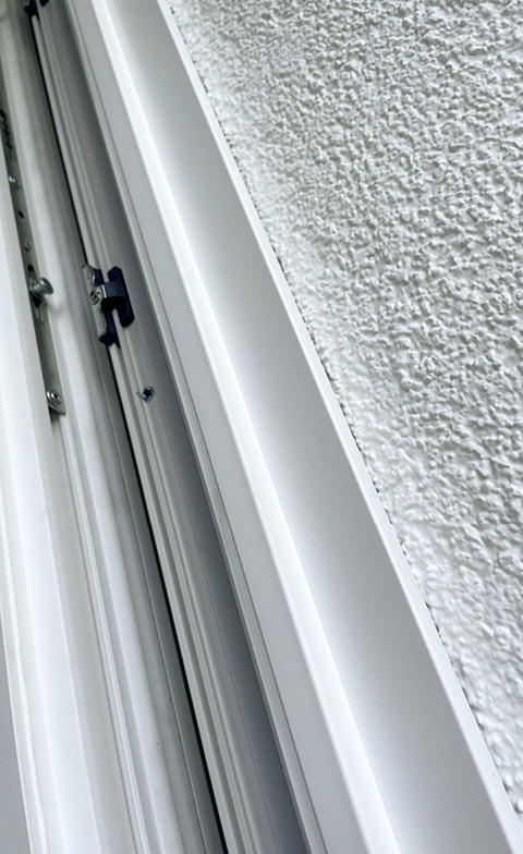 Die isolierten Fenster dürfen im Wandanschluss keine Lücken zulassen, aus denen Wärme austritt. Die Abdichtungen müssen gemäß aktuellen Vorgaben außen gegen intensiven Schlagregen undurchlässig und innen luftdicht sein – bei vollständiger Dämmung im mittleren Fugenbereich.