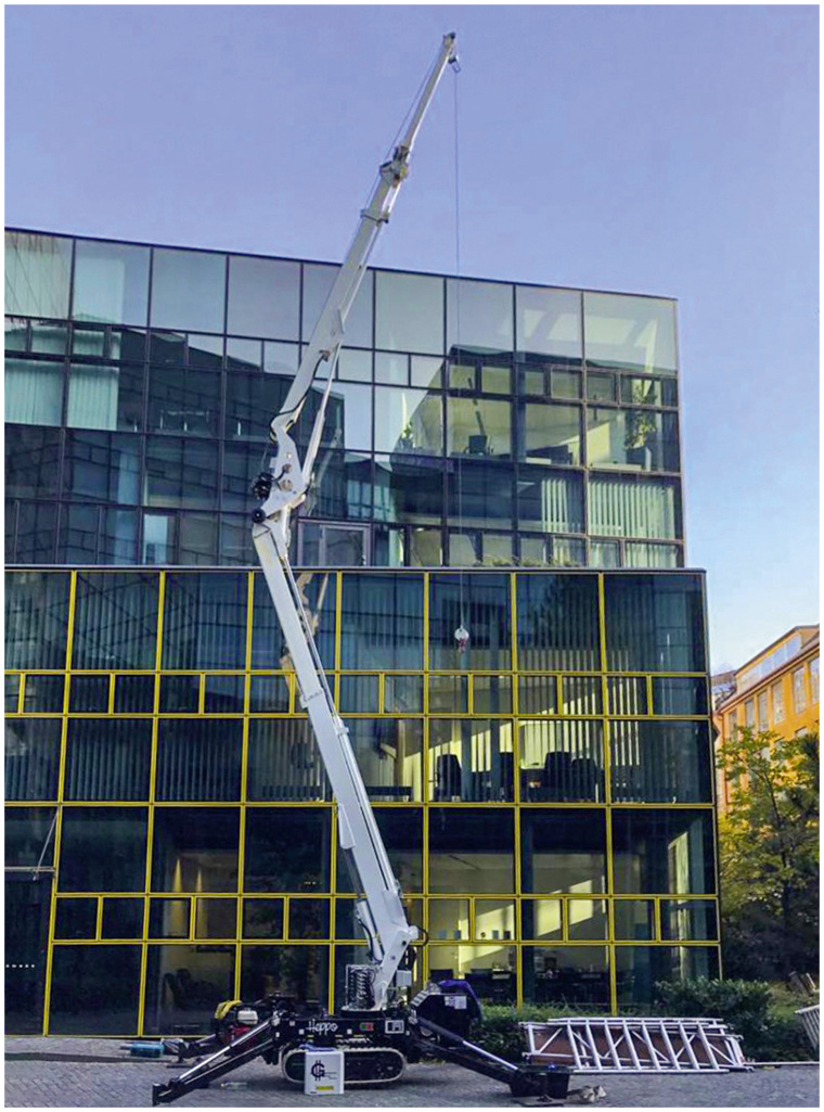 Insbesondere beim Montage-Einsatz bei höheren Gebäuden bewährt sich der hyCrane 1000 von TGT