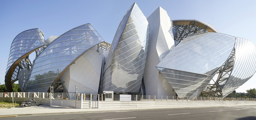 Die Fondation Louis Vuitton in Paris von Star­architekt Frank Gehry ist ein architektonisches Highlight. In den Glassegeln sind 13 400 m2 VSG des Glaslieferanten Schollglas verbaut. Zum Einsatz ­kamen die Gläser Gewe-tvg und Gewe-dur-H.