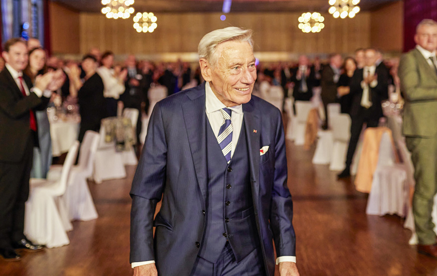 Mit Standing ­Ovations wurde Günter Wei﻿de­mann beim 55-Jahre-­Schollglas-Event ­begrüßt.