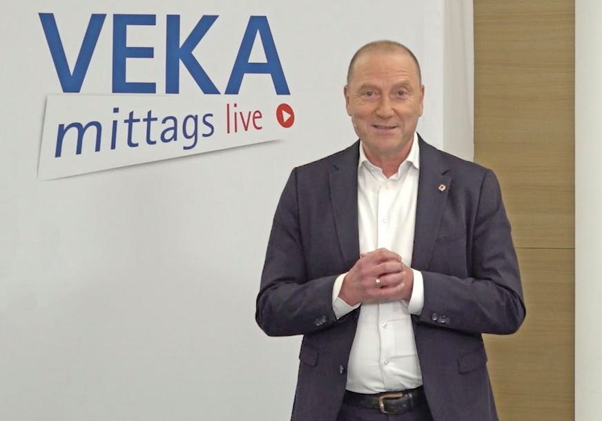Josef L. Beckhoff, im VEKA Vorstand verantwortlich für das Thema Vertrieb und Marketing, begrüßte die Gäste im Studio und im Stream.
