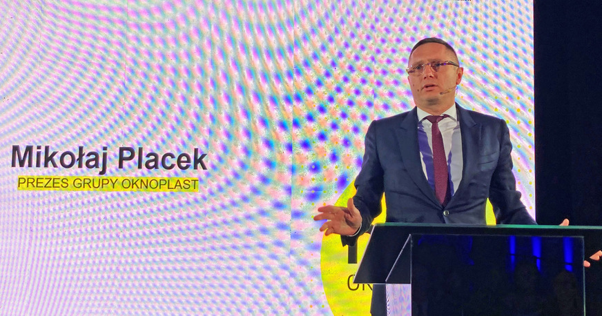Oknoplast Präsident Mikołaj Placek auf einer Pressekonferenz in Krakau.