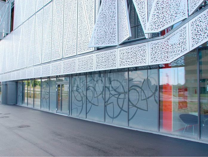 Beim Logistikzentrum Uhlmann wurden maßgeschneiderte Linit-Elemente in der Fassade verbaut.