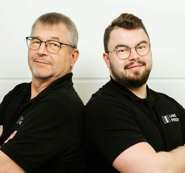 Firmengründer Michael Muschiol (l.) und Sohn Alexander Muschiol haben ihre innovative Laminier-Technologie „LamiPress“ in den vergangenen 15 Jahren für hochwertige Laminate mit PVB- und SGP-Folien perfektioniert.