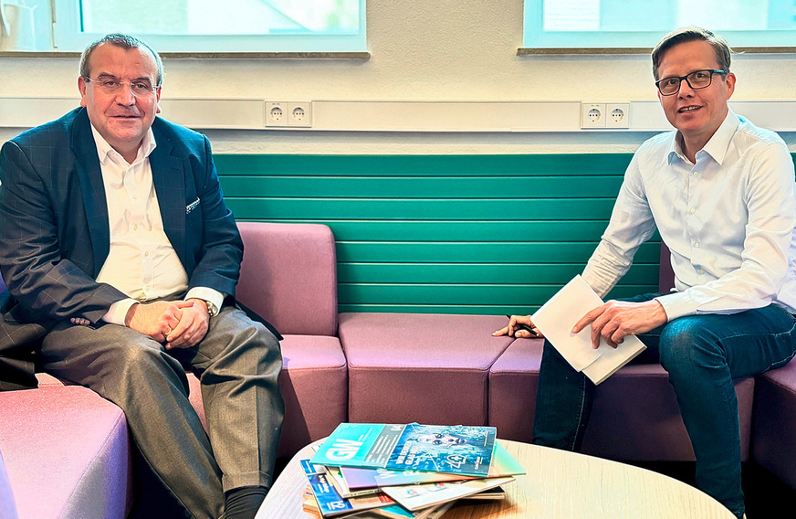 Matthias König (l.) im Gespräch mit GW-Chefredakteur Daniel Mund im Stuttgarter Verlagshaus.