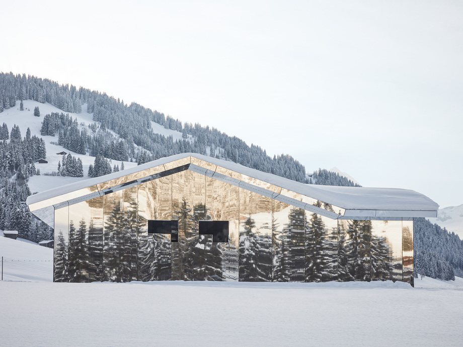 Alucobond: Spiegel-Chalet in Gstaad (CH) - Landschaft, Berge und eine