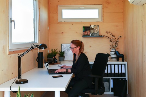 Das insgesamt über drei Meter hohe, mobile Büro bietet auf 8 m² Nutzfläche einen ergonomischen Arbeitsplatz - © Artlife
