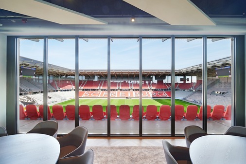 Die moderne Festverglasung ermöglicht den perfekten Blick ins Stadion. - © Hilzinger
