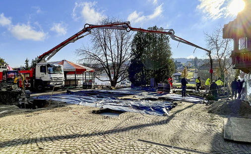 Um die Fundamente für die Sicht- und Sonnenschutzsysteme einfacher und schneller zu gießen, wurde eine Betonpumpe mit einem 24 mtr. langen Schwenkarm eingesetzt. - © Foto: Messe Stuttgart
