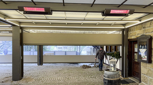 Rund 120 m2 der Außengastronomie können mit durchsichtigen Seitenbehängen komplett geschlossen, beleuchtet und auf angenehme Temperaturen beheizt werden. - © Foto: Messe Stuttgart

