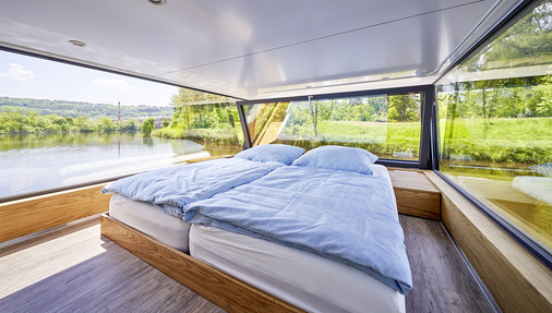 Der obere Schlafbereich ist ein weiteres Highlight des Boots: Hier kann man vom Bett aus einen weiten Rundumblick aufs Wasser genießen. - © Foto: Studio Blickfang
