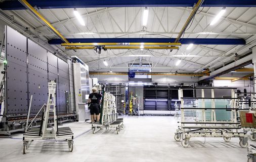 Ein Blick in die Produktionshalle in Örebro. - © Foto: Lisec
