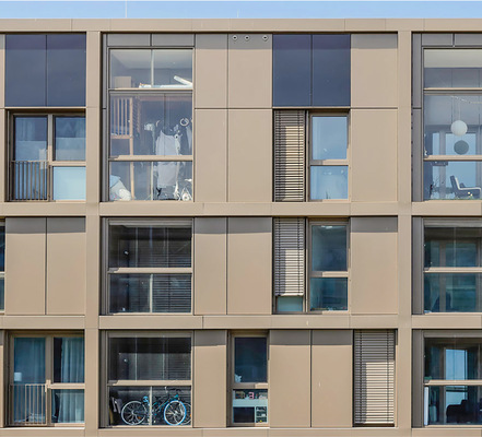 Der Trend hin zu dynamischen Fassadensystemen, die auf wechselnde Umweltbedingungen und Nutzerbedürfnisse reagieren können, verstärkt sich immer mehr. - © Foto: Solarlux
