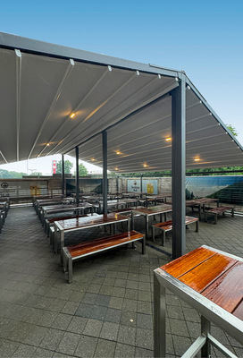 110 m2 überdachte Fläche sorgen mit der Doppel­pergola Palladia nicht nur optisch für den ­optimalen Sonnen- und Wetterschutz im Biergarten der ­Bayarena. Beleuchtung sorgt zudem für das richtige Ambiente am Abend. - © Foto: Olaf Vögele