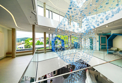 Die das Gebäude umhüllende Pfosten-Riegel-Fassade von Schüco ermöglicht großformatige Glasflächen. - © Foto: Schüco International KG / Fotografin: Barbara Franke