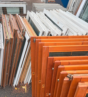 Altfenstersammlung: Fa. Braun separiert die ausgebauten Altfenster in seine Bestandteile. - © Foto: Daniel Mund / GW