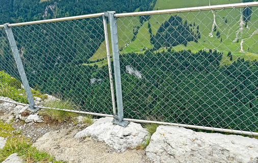 #nichtnachmachen: Dr. Küenzlen hatte dazu aufgerufen, ihm aus dem Urlaub Fotos von „ambitionierten“ Befestigungssituationen zu schicken. Hier eine mutige Geländerbefestigung. - © Foto: Marc Schütt