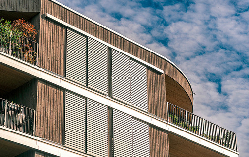 Im Zusammenspiel verhindern der Sonnenschutz, die Ausrichtung der Fenster und die thermische Speicherkapazität der Bauelemente ein Überhitzen der Räume. - © Foto: Ehret