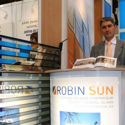 Die französische Firma Robin Sun zeigte einen transparenten Solarthermie-Kollektor, der in einer 2-fach-Verglasung integriert ist. Es gibt ihn für Fassaden und Fenster in Standard- und Maßgrößen. - © Jörg Pfäffinger
