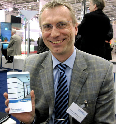 Thomas Stukenkemper, Geschäftsführer des Flachglas MarkenKreises, stellte das GlasHandbuch 2011 vor. - © Matthias Rehberger, GLASWELT
