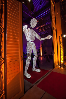 Eine überdimensionale Lichtgestalt bittet die Gäste in den Raum der Brennöfen - © Rainer Hardtke / GLASWELT
