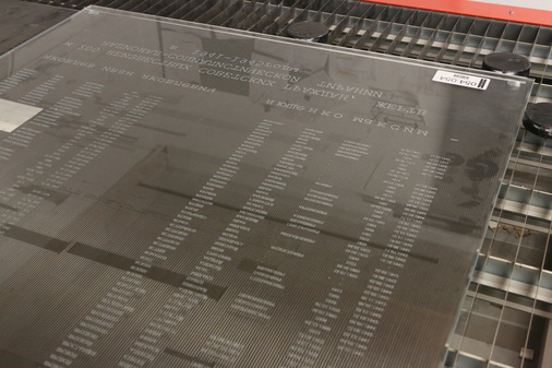 Gefertigt wurden die gelaserten Glasstelen mit 15503 Namen von der Star Glas GmbH in Bünde. - © tgk
