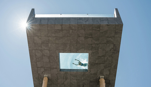 Der Sky Pool besitzt die Maße 25 × 5 × 1,30 m und wird zum Tal hin durch eine gläserne Überlaufwand abgeschlossen; das Bodenglas des Pools misst 2,11 × 2,8 m. - © noa* — Network of Architecture, Bozen
